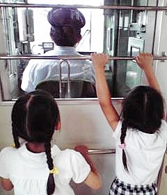 電車の運転手のO・Mさまが電車を運転している様子