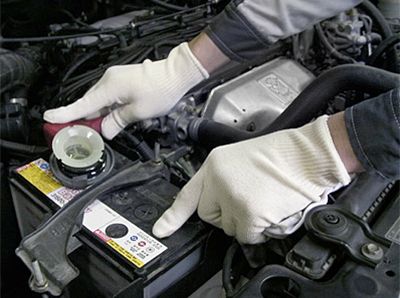 綿フィット軍手紳士用をはめてオイルや油で手を汚さず車の整備作業をしている様子